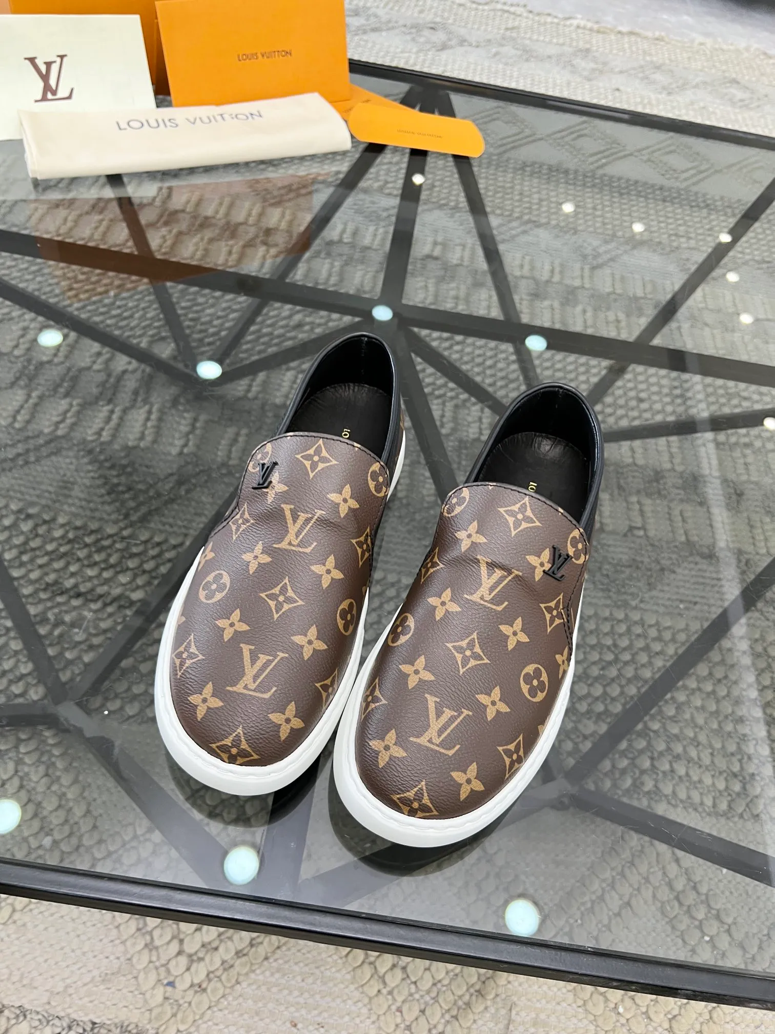 Factory price: 520💰 LV🔍Top purchasing agent🇮🇹 Road The most popular sneakers are available at the same time in the super popular sports shoe counters. The uppers are made of Italian original imported cowhide fabric. The classic and generous layout is a must-have for fashionistas. The complex craftsmanship is perfectly reproduced. The imported soft water-dyed cowhide lining is padded. The soles are: original soles specially provided by the factory. The exclusive foamed molded soles are super comfortable. The original factory follows the order. 🔍🔍High quality. You can go in and out of the counter at will. Welcome to compare. Size 39-45 (38 can be ordered)